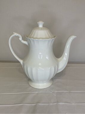 Vintage J & G MEAKIN “Classic White” Coffee/Teapot